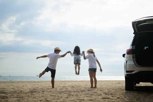 Happy Asian Family Travel Together Beach Holiday Family Beach Travel — Stockfoto