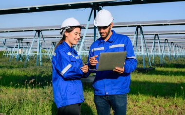 Workers installing solar panels, Engineer team at solar panel farm, Group of workers analyzing solar energy at solar cell farm field