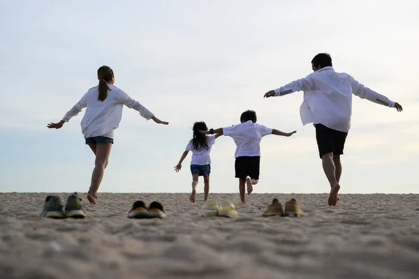 Mutlu Asyalı Aile Tatilde Sahilde Birlikte Seyahat Eder Sahil Seyahatinde — Stok fotoğraf