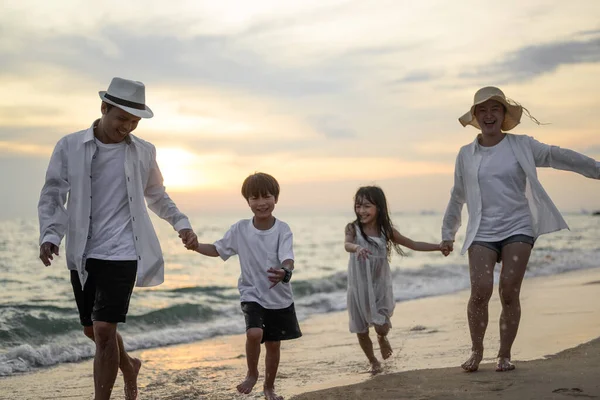 Familia Asiática Feliz Viajan Juntos Playa Vacaciones Familia Con Viajes —  Fotos de Stock
