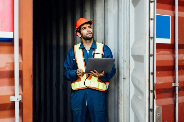 Trabalhador Engenheiro Armazém Trabalhando Pátio Contêineres Industriais Logística Transporte Negócios — Fotografia de Stock
