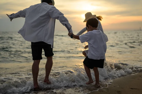 Happy Asian Family Travel Together Beach Holiday Família Com Viagem — Fotografia de Stock