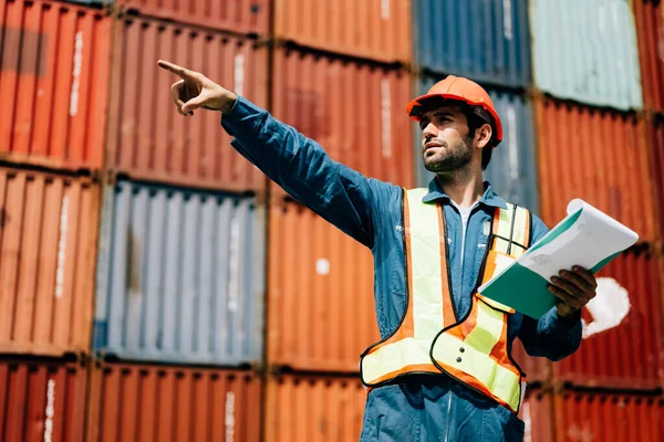 Skladový Inženýr Pracující Průmyslové Kontejnerové Loděnici Logistika Doprava Import Export — Stock fotografie
