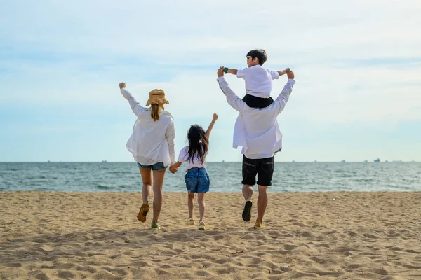 Счастливая Азиатская Семья Путешествует Вместе Пляже Время Отпуска Семья Пляжным — стоковое фото