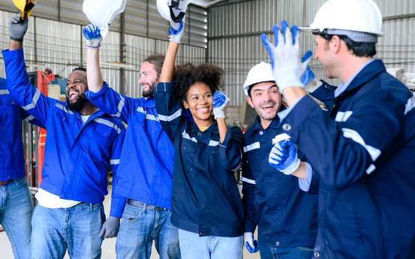 Ομάδα Των Επιτυχημένων Εργαζομένων Στο Εργοστάσιο Ευτυχής Μηχανικός Ομάδα Εργαζομένων — Φωτογραφία Αρχείου