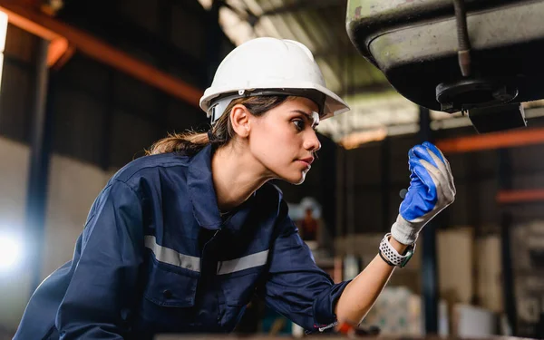 Γυναίκα Τεχνικός Μηχανικός Αυτοπεποίθησης Ελέγχοντας Και Ελέγχοντας Μηχανή Στο Εργοστάσιο — Φωτογραφία Αρχείου