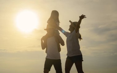 Mutlu aile sahilde seyahat etmeyi sever, yaz tatilinde aile gezisi, yaz tatilinde sahil yolculuğu, yüksek kaliteli fotoğraf.