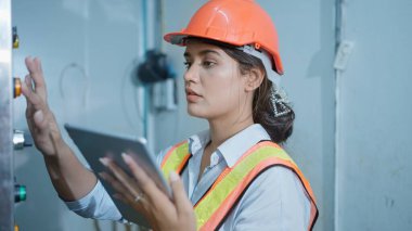 Profesyonel fabrika yöneticisi endüstriyel fabrikada kontrol ve kontrol makinesi, yiyecek ve içecek üretim hattında otomatik makine programı, teknoloji ile ticaret