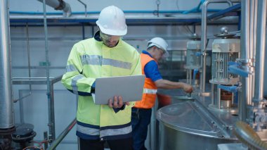 Endüstriyel fabrikada mühendis kontrol ve kontrol makinesi, yiyecek ve içecek üretim hattında otomatik makine programı yöneten teknisyen, teknoloji ile iş