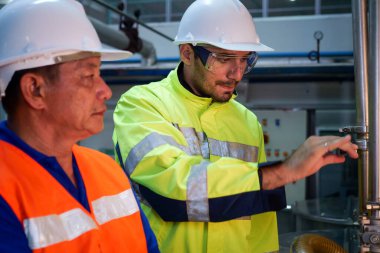 Fabrikada dizüstü bilgisayarı kontrol eden ve çalıştıran mühendis, yiyecek ve içecek üretim hattında otomatik makine programı yöneten teknisyen, teknoloji ile iş