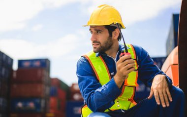 Denizaşırı nakliye konteynır deposunda çalışan profesyonel endüstriyel mühendis, lojistik tedarik zinciri yönetimi, uluslararası iyi ithalat ve ihracat.