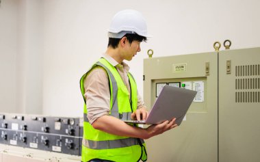 Güneş pili çiftliğindeki güneş panelleri sistemini kontrol eden ve koruyan mutlu bakım mühendisi, ekolojik güneş çiftliğinde çalışan teknisyen, temiz enerji teknolojisi olan insanlar, yenilenebilir enerji, güneş enerjisi,