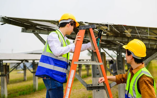 Μηχανικός Συντήρησης Ελέγχου Και Συντήρησης Ηλιακών Συλλεκτών Στο Αγρόκτημα Ηλιακών — Φωτογραφία Αρχείου