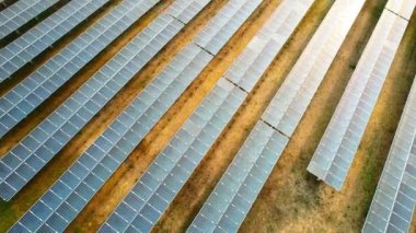 Yeşil alana sahip elektrik santrali, ekolojik güneş çiftliğinde çalışan teknisyen, temiz enerji teknolojisi olan insanlar, yenilenebilir enerji, güneş enerjisi santrali, ekoloji güneş enerjisi istasyonu