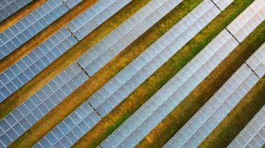 Yeşil alana sahip elektrik santrali, ekolojik güneş çiftliğinde çalışan teknisyen, temiz enerji teknolojisi olan insanlar, yenilenebilir enerji, güneş enerjisi santrali, ekoloji güneş enerjisi istasyonu