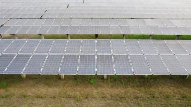 Yeşil alana sahip elektrik santrali, ekolojik güneş çiftliğinde çalışan teknisyen, temiz enerji teknolojisi olan insanlar, yenilenebilir enerji, güneş enerjisi santrali, ekoloji güneş enerjisi istasyonu