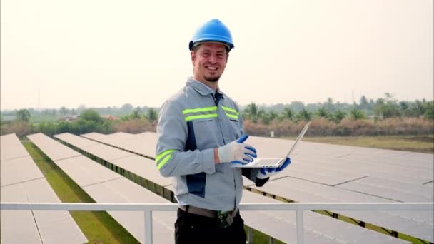 Portrait Eines Zufriedenen Wartungsingenieurs Der Das Solarzellen System Überprüft Und — Stockvideo