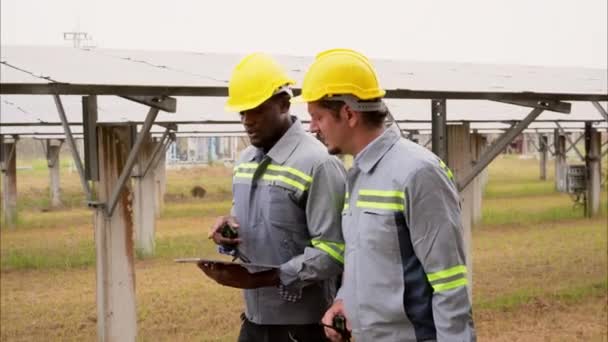 团队合作工程师小组检查太阳能发电厂的安全保护系统维修工程师检查和工作在生态太阳能电池农场使用清洁能源技术的人员 — 图库视频影像