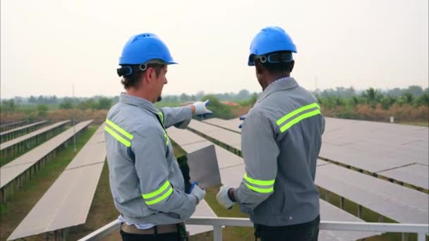 Teamarbeit Ingenieurteam Überprüft Sicherheitssystem Solarkraftwerk Wartungsingenieure Prüfen Und Arbeiten Ökologischen — Stockvideo