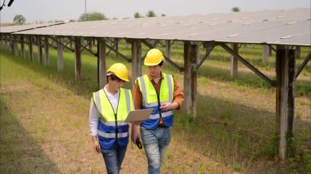 Teamarbeit Ingenieure Team Überprüft Sicherheitssystem Solarkraftwerk Wartung Ingenieure Überprüfen Und — Stockvideo