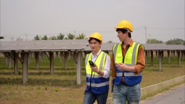Wartungsingenieure Überprüfen Und Arbeiten Ökologischen Solarzellenfarmen Menschen Mit Sauberer Energietechnologie — Stockvideo
