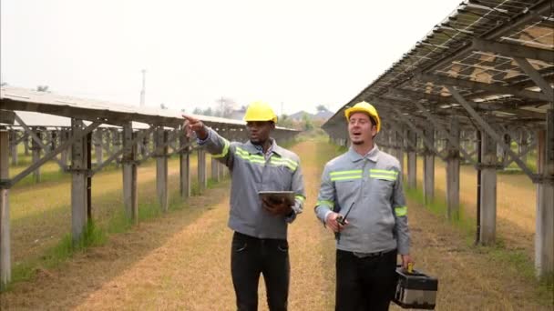 Professionelle Ingenieure Überprüfen Sicherheitssysteme Solarkraftwerken Wartungsingenieure Prüfen Und Arbeiten Ökologischen — Stockvideo