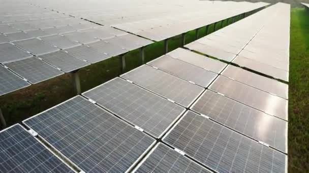 Güneş Enerjisi Santrali Güneş Enerjisi Çiftliğinde Yeşil Enerji Elektrik Yeniliği — Stok video