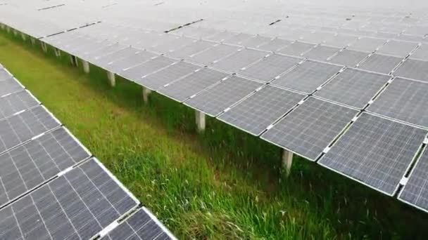Centrale Elettrica Con Campo Verde Tecnico Che Lavora Fattoria Solare — Video Stock