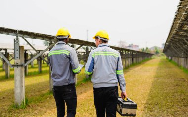 Maintenance engineer checking and maintaining solar panels on solar cell farm, Technician working on ecological solar farm, People with clean energy technology, Renewable energy, Solar power plant clipart