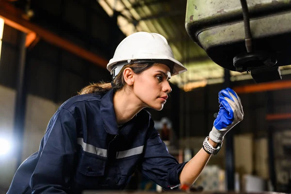 Γυναίκα Μηχανολόγος Μηχανικός Επισκευή Μηχανή Στο Εργοστάσιο Επισκευής Μηχανικός Εργαζόμενος — Φωτογραφία Αρχείου