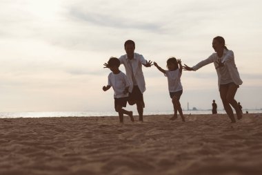 Mutlu bir aile kumsalda iyi vakit geçirir, sahil seyahatinde mutlu bir Asyalı aile tatilde birlikte seyahat eder, sahil seyahatinde aile, tatilde eğlenen insanlar.