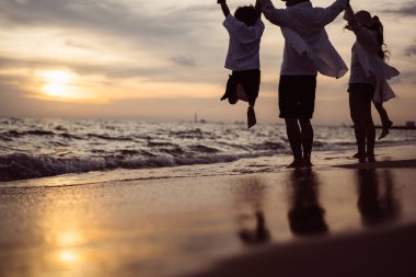 Mutlu bir aile kumsalda iyi vakit geçirir, sahil seyahatinde mutlu bir Asyalı aile tatilde birlikte seyahat eder, sahil seyahatinde aile, tatilde eğlenen insanlar.