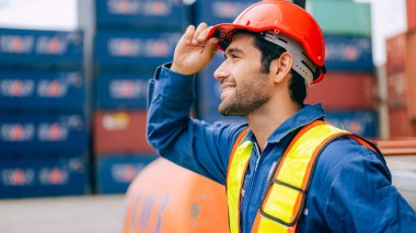 Endüstriyel konteyner deposunda çalışan depo mühendisi, lojistik ve ulaşım, ithalat ve ihracat işi, yüksek kaliteli fotoğraf
