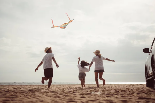幸せなアジアの家族旅行一緒にビーチで休暇 ビーチ旅行の家族 休日の休暇で楽しむ人々 高品質の写真 — ストック写真