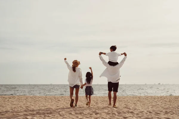 Mutlu Bir Aile Kumsalda Iyi Vakit Geçirir Sahil Seyahatinde Mutlu — Stok fotoğraf