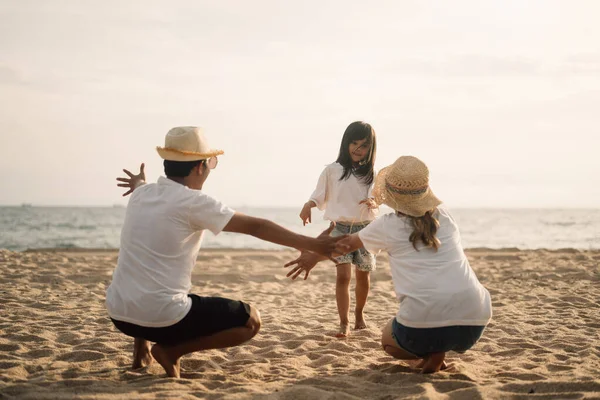 Feliz Familia Asiática Viajan Juntos Playa Vacaciones Familia Con Viajes —  Fotos de Stock