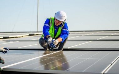 Güneş enerjisi çiftliğinde güvenlik kask kontrol sistemi olan profesyonel mühendis teknisyeni.