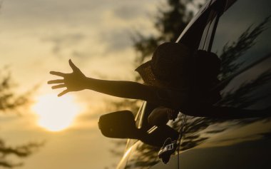 Kumsalda mutlu aile seyahatleri, araba yolculukları, yazın araba yolculukları, yaz tatilinde plaj seyahatleri, kaliteli fotoğraflar.