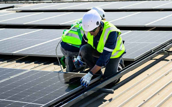 Professionell Ingenjör Med Säkerhetshjälm Som Kontrollerar Solsystemet Solkraftparken — Stockfoto