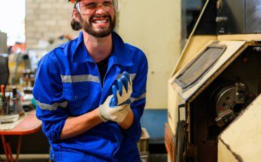 Fabrikada kaza yapan mühendis, fabrikada çok çalışmaktan yaralanan işçi, makinede çalışmaktan yaralanan işçi.