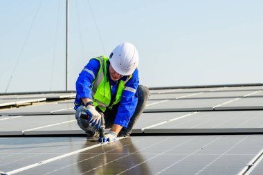 Güvenlik kask kontrol sistemine sahip profesyonel mühendis teknisyeni, güneş panelleri kurulumu