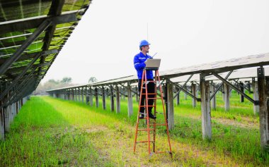 Güneş pili çiftliğine güneş panellerini kontrol eden ve kuran bakım mühendisi ekibi, ekolojik güneş çiftliğinde çalışan teknisyen, temiz enerji teknolojisi olan insanlar, yenilenebilir enerji, güneş enerjisi santrali