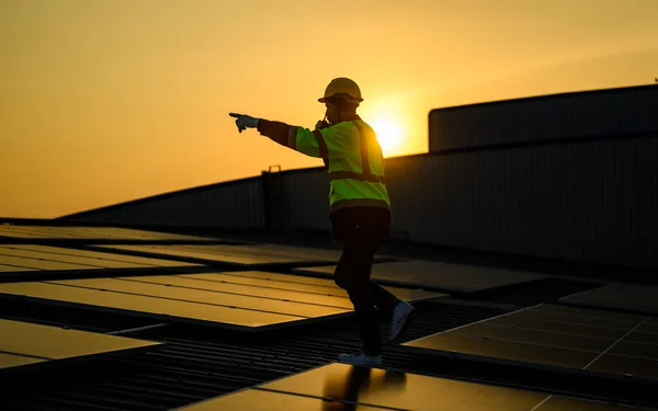 Інженер Працює Сонячній Електростанції Заходом Сонця Увечері Сонячна Енергія Теплим — стокове фото