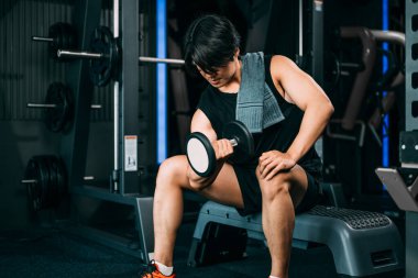 Spor salonunda ağırlık kaldıran genç bir vücut geliştirici vücut geliştirme, vücut geliştirme, vücut geliştirme, vücut geliştirme ve kas geliştirme için ağırlık ağırlık kaldırma egzersizleri yapan bir vücut geliştirici.