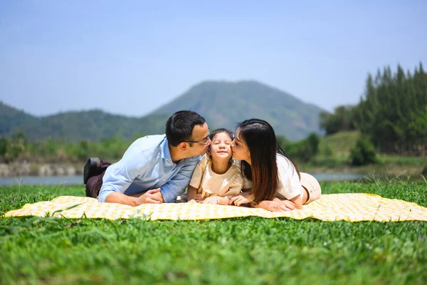 快乐的家庭周末一起在公园里放松和玩耍 快乐的家庭父亲 母亲和孩子在公园里野餐 父母带着女儿和儿子在大自然中旅行 — 图库照片