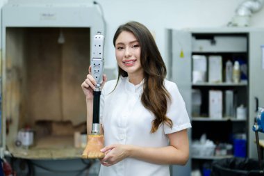 Protez bacağı olan genç bir protez teknisyen laboratuarda çalışıyor ve kalitesini kontrol ediyor. Protez üretiminde yüksek teknoloji mühendisi.