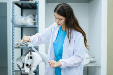 Protez üretim fabrikasında protez teknisyen alçı kalıbı, protez imalatında yüksek teknoloji ile geliştirme mühendisi uzmanı, yeni yapay uzuv.