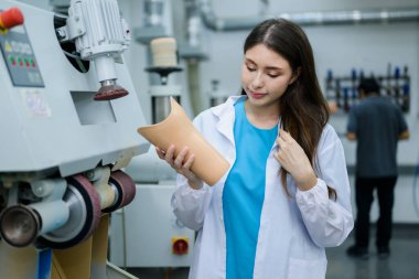 Prizi pürüzsüz hale getirmek için protez uzuv yapan teknisyen, protez imalatında yüksek teknoloji konusunda uzman geliştirme mühendisi, engelliler için yeni yapay kol üretimi.