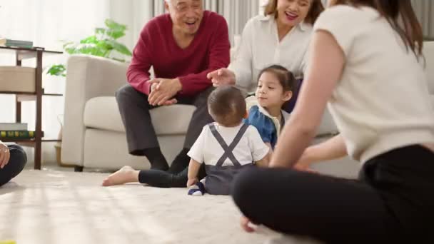 快乐快乐的大家庭在家里共度美好时光 父母在家里和孩子玩耍 快乐的家庭观念 在客厅沙发上微笑的人们 — 图库视频影像