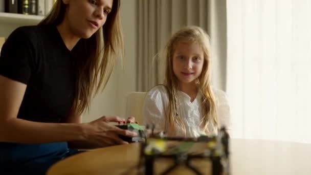 Ragazza Felice Che Gioca Robot Passa Del Tempo Con Giovane — Video Stock